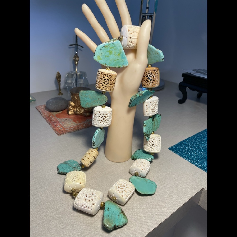 Gorgeous turquoise howlite necklace with carved beads
